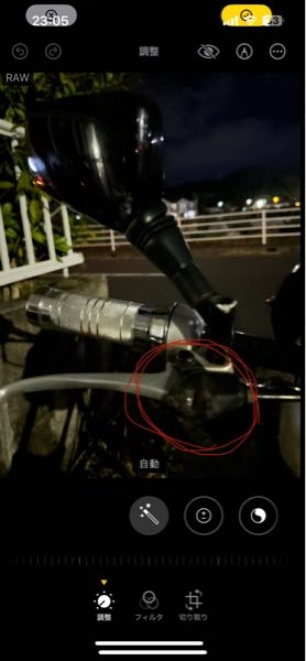 至急お願いします!エイプ50に乗っていた時事故を起こして写真の部分が割れて壊れたのですがなんて名前の部品なのでしょうか、わかる方教えて欲しいです。