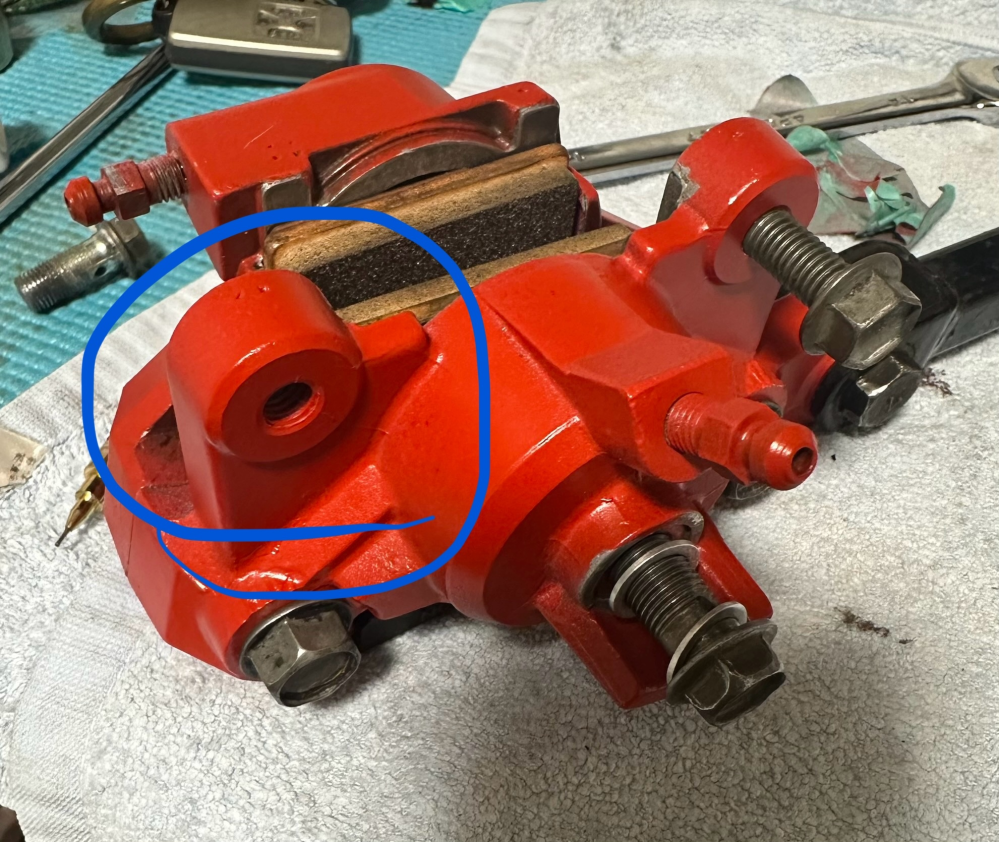 インパルス400gk79aのリアブレーキキャリパーと車体を固定するボルトってどこで買えますか？あと種類も教えてください！！ 写真の青マルのボルトです！