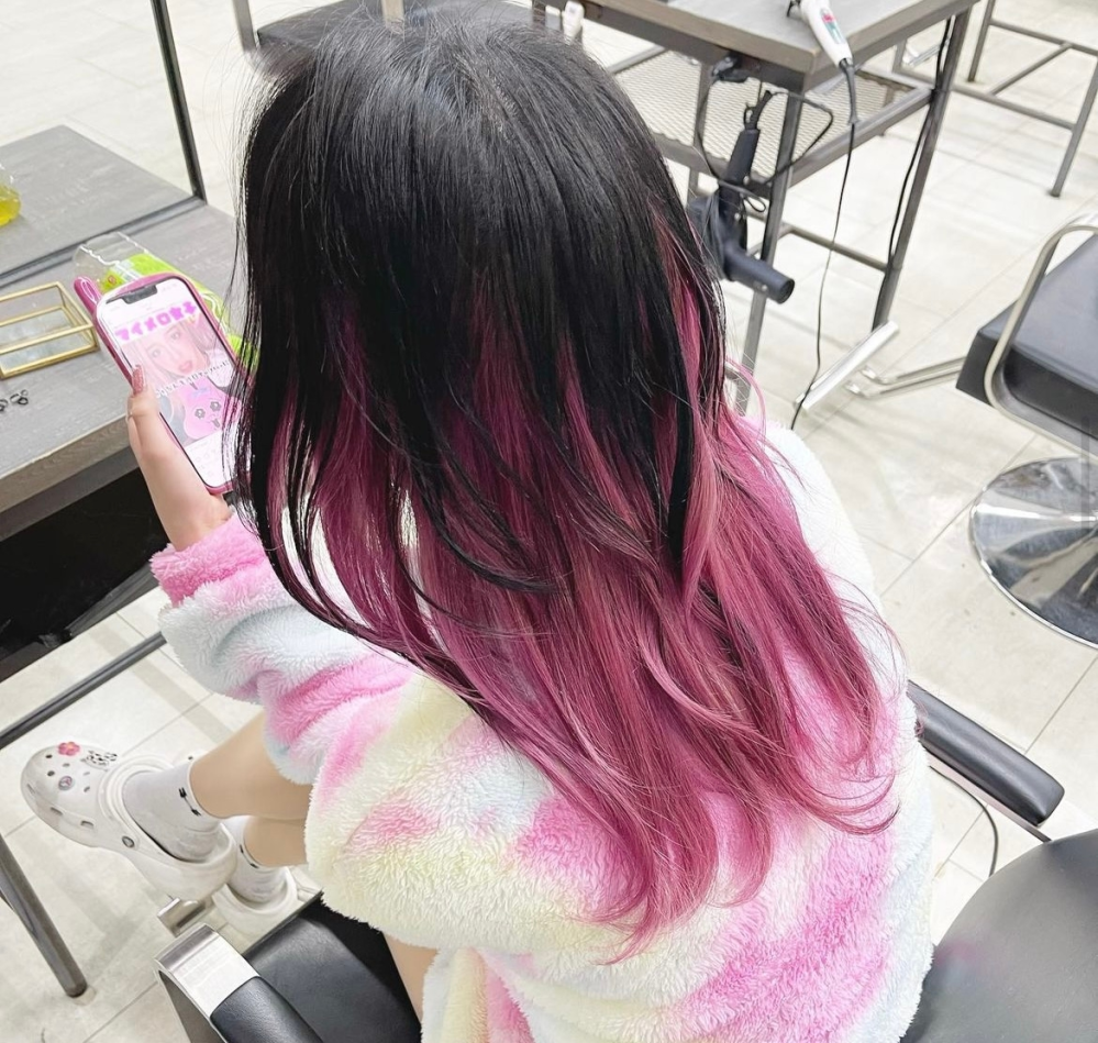 カラーについてです！ 今度矯正ちゃんのこのヘアスタイルにしたいなと思ってるんですが、このカラーのデザインがどうなってるのか知りたいです、グラデーションなんでしょうか？