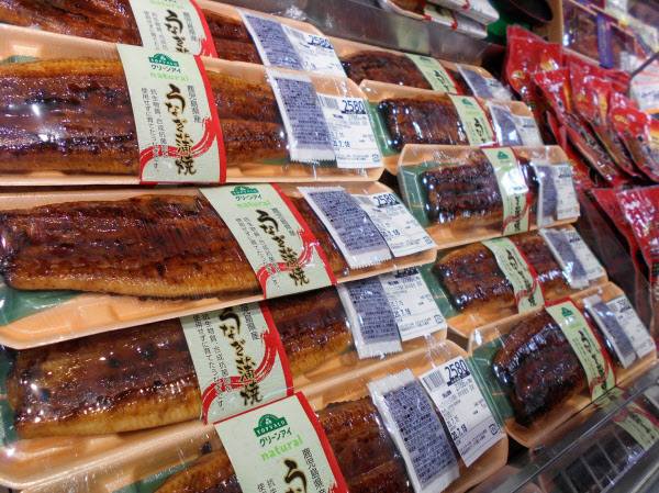 すごく常識的なことかもしれませんが、スーパーに売ってる鰻(1パック2000～4000円ほどの)は、これは冷たいだけでこのまま食べれるんですか？この後ひと手間(加熱処理など)を加えるんですか？ 自立してから鰻を買ったことがなく、実際に親がどういう風にしてたのか知らないのですが。今日は鰻よという日は、こういうのを買って後は温めるだけなんですか？