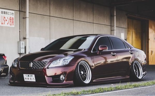 車のアーチ上げについて。 車種はクラウンになります。 フロント、リア共にアーチ上げをしたいのですが板金塗装屋さんでやってもらえるんでしょうか？ 費用等も知りたいです。 アーチ上げをするに時に車高を30mm低くしたいのとリアのホイールを被りからツライチにしたいのですが順番としては車高、キャンバー決めてアーチ上げするイメージですか？ 地面からサイドスッテプが今約60mm→30mmにしたい。30mm落としたい。 今ハンドル全切り可能で30mm落とした場合前切り不可になるのでフロントは前切り出来る用にアーチ上げしてもらう。 リアは被っているのをキャンバー起こしてツライチになるようアーチ上げしてもらう と言えばショップには伝わりますか？ イメージは写真のようにしたいです。 宜しくお願いします