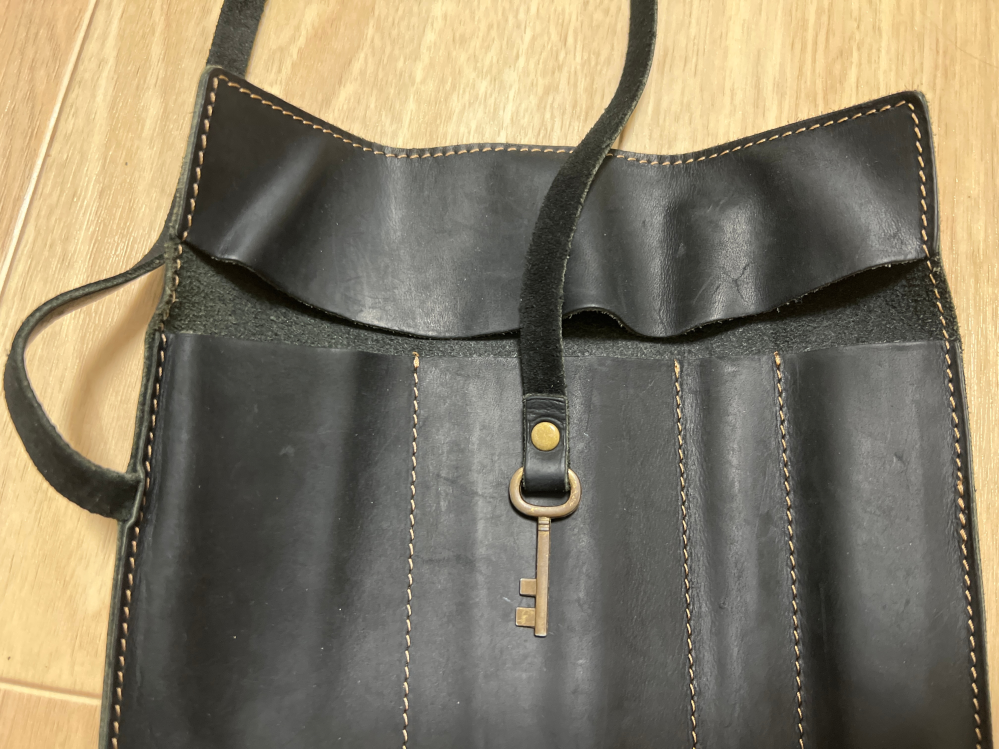 鍵のチャームがついたロールペンケースを探しています。 本体は黒色で、黄色の縫い糸が使われています。 中は4箇所のポケットが付いています。 下世話な話、友人にもらったのですがどこのメーカーのものか気になりました。 よろしくお願いいたします。
