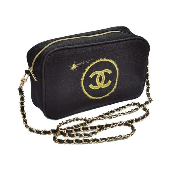 このCHANELのノベルティ、化粧ポーチと書いているのですが、ショルダー