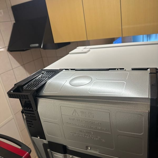 冷蔵庫の故障について先日、引越しで冷蔵庫を運んだのですが、背面の 