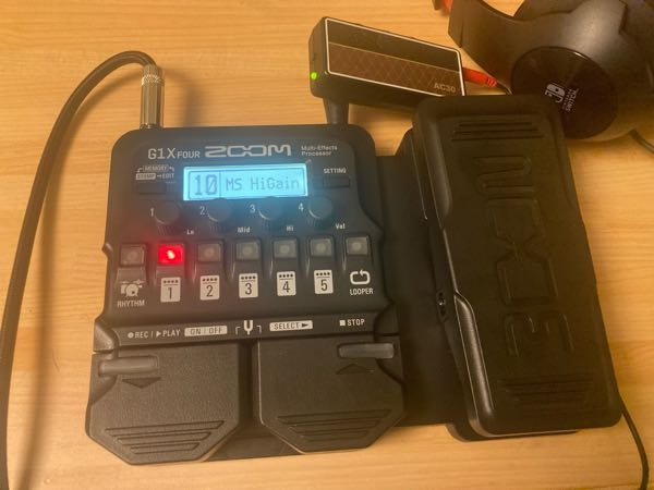 先日zoomのマルチエフェクターg1xfourを購入したのですがVOXヘッドフ