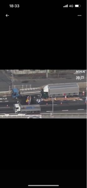 阪神高速で起こった追突事故、軽自動車がトラックとタンクに挟まれて30... - Yahoo!知恵袋