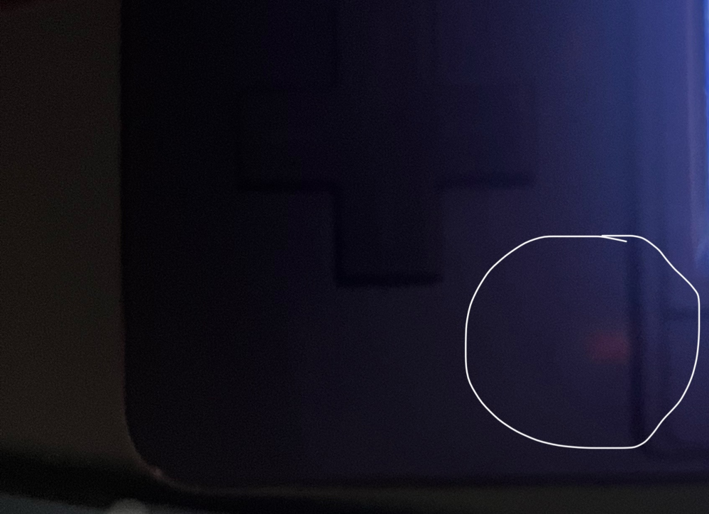 中古で買った3dsのSELECTボタンの左側が、電源を入れている時暗いところで見ると光っているのですが何故でしょうか？ これは例え新品だった場合でも起こり得ることなんでしょうか？