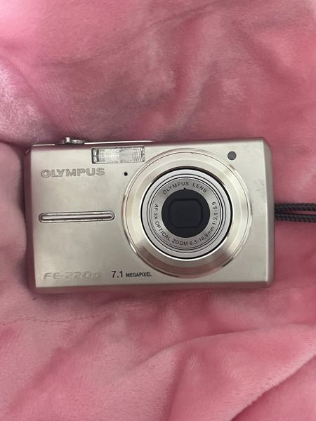 至急お願いしますオリンパスのfe220のデジカメを持ってるんですけど