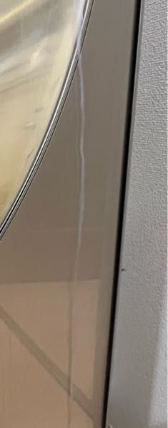 洗濯機、掃除に関してです。 こちら、パナソニックのVG2400という洗濯機の窓側なのですが、こういった柔軟剤？洗剤？の垂れてしまって放置した汚れがはっきりとあるのですが爪で触ると少し引っ掛かりがあるのですが、お湯でやるとその時は透明ぽくなり無くなるのですがすぐに何事もなかったように復活します。 爪でもいくらやっても歯がたちません。 こちら、どのようにしたらいいのでしょうか？ 薄いガラスなのかプラスチックなのかそれが張り付いてるデザインなので隙間から入ってしまったのか？と思ったのですがこちら側なので、どうにかして落としたいのですがネットで探しても類似ケースは探し出せなく、ギブアップでした。 有識者の方、宜しくお願い致します。
