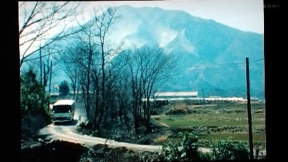 この秩父の武甲山を、 撮影した場所は、今で言うと、どの辺りのポイントでしょうか？ この道路は 今で言うとどこの道路だか分かりますかね (この写真は1970年前半の 、秩父が舞台の、藤岡弘出演ドラマ「 思い橋」のロケシーンです)