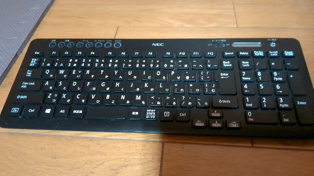 このキーボードってどの機種？か分かる方いますか？ また、恐らく無線のようなのですがPS4にも繋げるでしょうか？