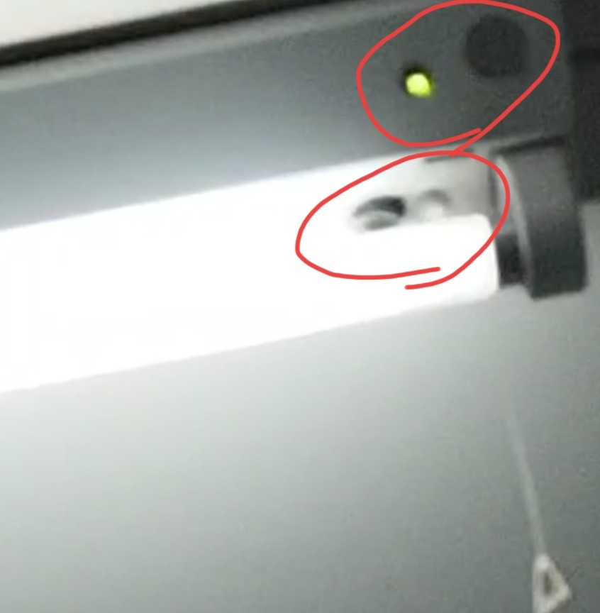 マンションの階段の電気の写真なのですが丸でかこった2箇所の部分はなんなのでしょう。前から気になっていました。