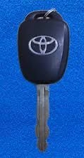 トヨタのカローラアクシオ(2015年4月モデル) に取り付け可能な後付けのスマートキーシステムを探しています。 何か良いのがあればリンクなどを教えていただけると非常に助かります。 スマートキーにして、鍵を持っているだけで車の鍵の開け閉めや車のエンジンをかけられる機能をつけたいです。 あわよくばトランクも開けれたらと思っていますが、基本は鍵の施錠とエンジンスタートでいいです。 今現在は、買った時の鍵を使っています。 下記の写真のようなやつを使っています。 もう一つの質問です。 スマートキーにした後に、ヤフオクなどで買ったトヨタ純正のスマートキーを登録してそれを使うことはできるのでしょうか。 色々と無知ですみません。