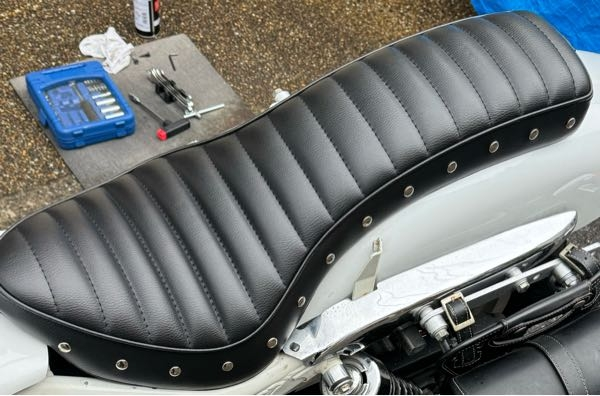 マグナ250の純正シートからこちらに交換したのですが、後ろのネジだけ