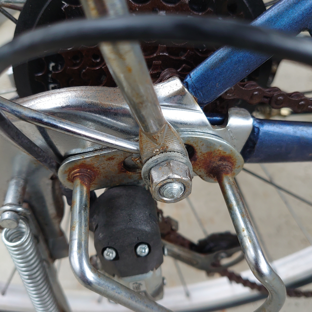 自転車のチェーンとディレーラー交換しようと思うのですが、写真の六角ナットをとるにはどういう工具が必要でしょうか？ モンキーレンチで試したところうまく取り外し出来ませんでした。