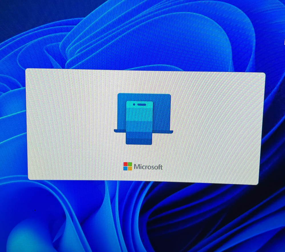パソコンのホーム画面Microsoftが出てきてずっと消えないんです。対処方教えてほしいです。Windows11です。 再起動してもだめでした。