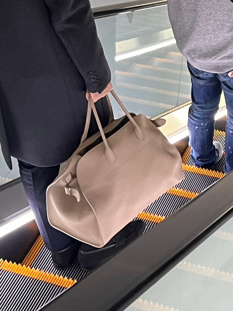 今日偶然歩いてる人のバッグに目が奪われ瞬間的に写真に収めたのですが、このバッグのブランドとかこういうバッグの名前ってどなたか分かる方いませんかm(_ _)m