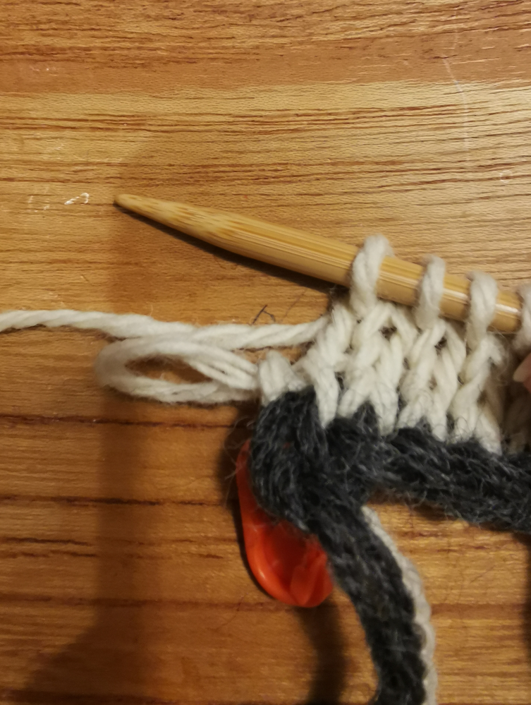 編み物初心者です。棒編みのメリヤスで、引き上げ編みに失敗して一番端の目が落ち画像のような状態です。 直す方法を教えて欲しいです。 よろしくお願い致します。