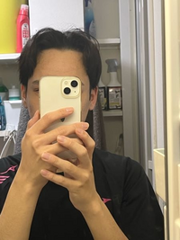 軟毛で毛量も少ないせいでセンターパートにしてもこのようにハゲのようになってしまいます。
この髪型は客観的に変でしょうか？ 