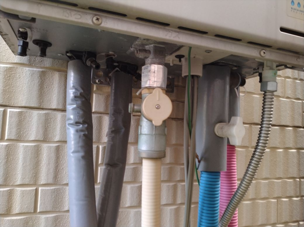 給湯器用の配管の種類について質問です。 リンナイ RUF-E2401SAW（A）の下部（給油口、給水口）に接続されている配管で水色とピンクの配管についでです。みると周囲に蛇腹があります。私の知っている架橋ポリ管と色は同じですが、蛇腹で、外観からは断熱材が入っているようにみえないのですが、ドレン断熱ホース（エアコン工事でよくみます。）のようなものなのかもしれません。 その配管の種類（名称）や簡単な仕様（特徴等）について教えていただけますでしょうか？写真で右側の２本です。 ご教示よろしくお願いします。