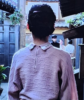 画像は本日27日放映された朝ドラ「ブギウギ」の１シーンですが、スズ子が着てるブラウスの前後ろが逆な気がするのですが、襟が後ろにあるのは、そういうデザインなんでしょうか？