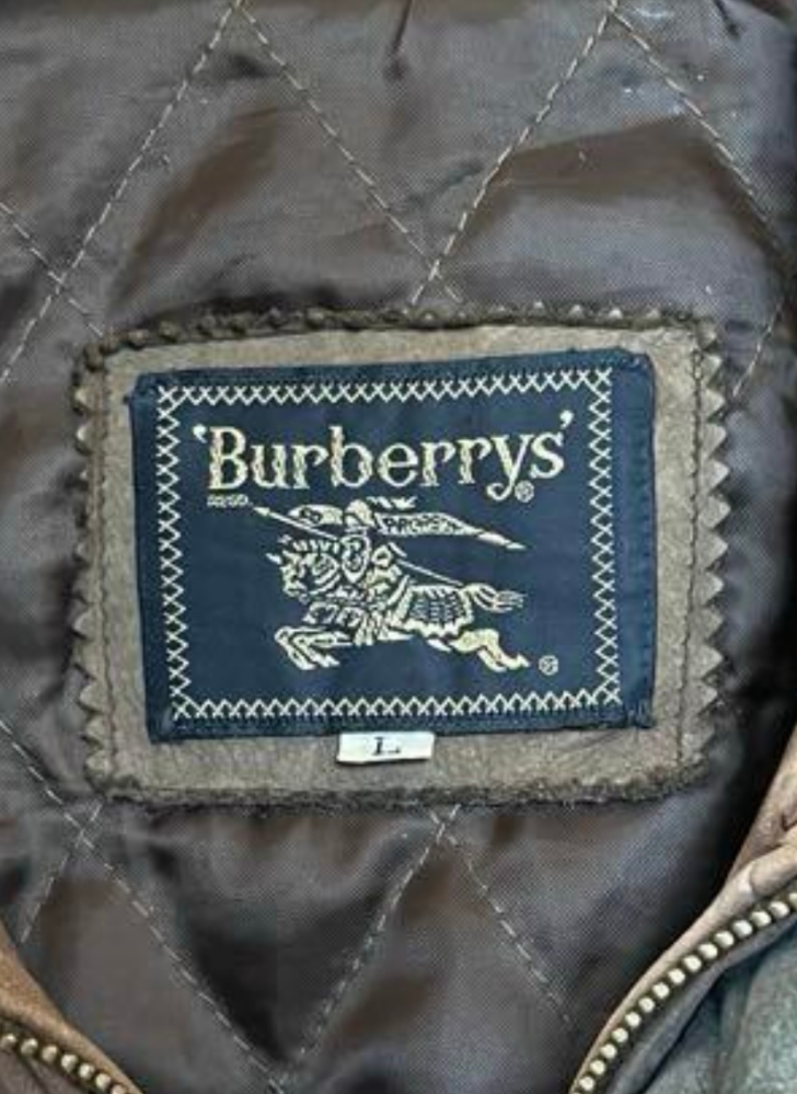 メルカリでバーバリーのレザージャケットを見つけたのですが、これは偽物ですか？ burberrysとあることから2000年より前のものかと思いますが、タグ周辺の作りが粗いこととサイズタグの色が違う...