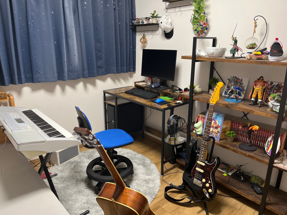ギターについて質問です。 皆さんはギターをどのように置いていますか？ 個人的にインテリアにもしたいので/こういう掛け方をしています。 ですがギターが増えてきて置けなくなってきました 高校生で子供部屋なのでほんとに狭いです。 ベッドと電子キーボードとパソコンと棚でもうスペースがありません棚をずらせばまあまあな 広さの壁は空きます。 /こういう感じ以外で飾るなら壁掛け以外ないですかね