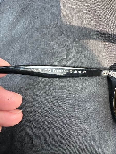 オリバーピープルズのサングラスを購入したのですが、これは本物ですか