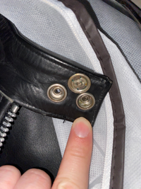 ライダースジャケットのボタンについて質問です。写真のとおりボタンの  