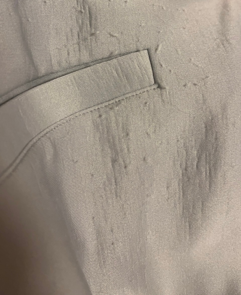 最近購入して初めて来た服が毛玉だらけになってしまいました。(画像