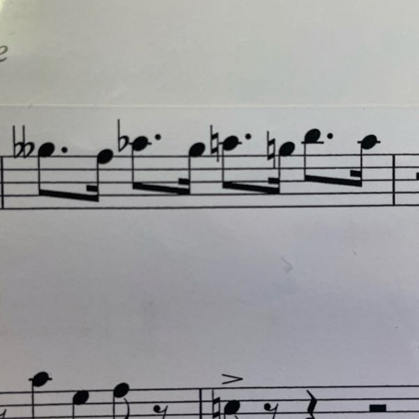 トロンボーンでA♭-Durの曲です。写真の楽譜の一拍目表拍のダブルフラットがかかった音がなんの音か教えてください。