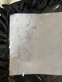 メルカリにて購入した痛バッグのビニール部分に黒い色写りが