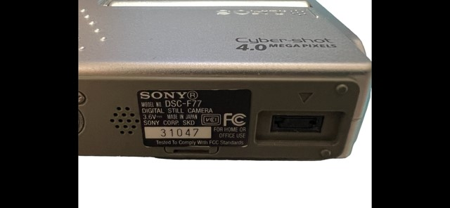 ソニーサイバーショットDSC-F77の充電をしたいのですが、この差し込み