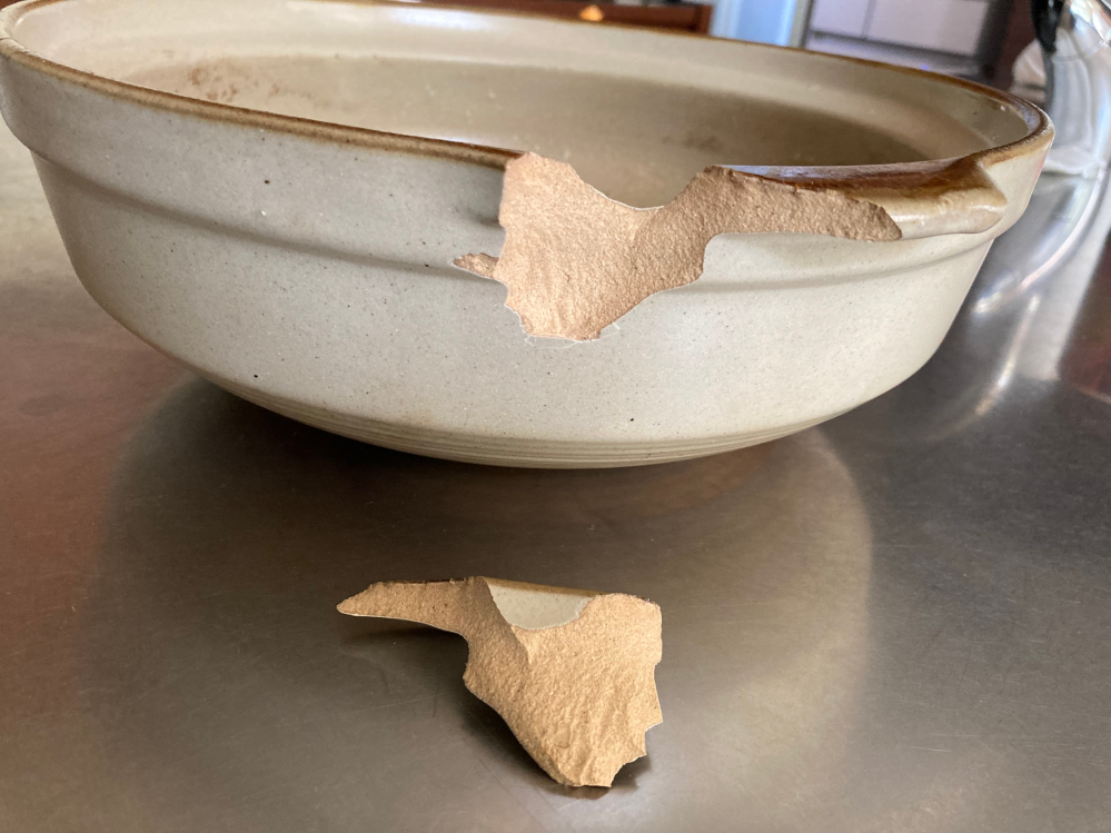 土鍋の蓋を開けるときに鍋の取っ手部分に落としてしまい、欠けてしまい