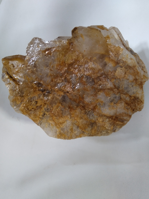鉱物について質問があります。 この水晶(国産)に付着している茶色のものはなんでしょうか？ 切り口にリモナイトが付着するはずないので何らかの処理がなされていると思いますか？