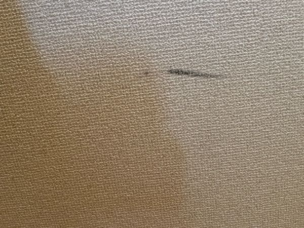 壁紙のこういう家具をぶつけてできた汚れって何で取れますか？ 激落くんで擦ってみたんですけど取れなくてあまり強くやると逆に壁紙が削れそうでした