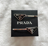 PRADAヘアピンこちら正規品ですか?見分ける方法はありますか PRADAヘアピンこちら正規品ですか?見分ける方法はありますか