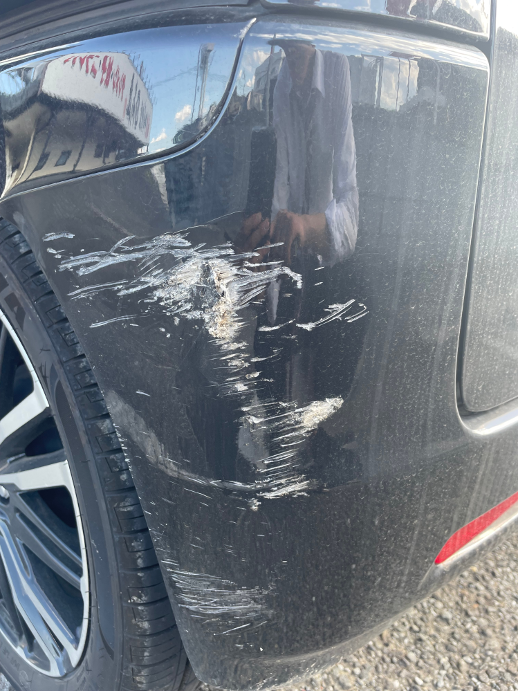 昨日コンクリートにぶつかって擦ってしまいました。この傷』 スズキ