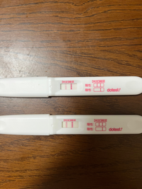 妊活中です。 添付写真上が高温期14日目、下が15日目の妊娠検査薬です。 (排卵はクリニックで確認してるので、ズレはないかと思います) 4/9に排卵を促すためhcg注射を1度打ってます。 同じくらいの方の妊娠検査薬に比べると 判定線が薄い気がします。 高温期15日目でこの濃さだと化学流産になる可能性が高いでしょうか。