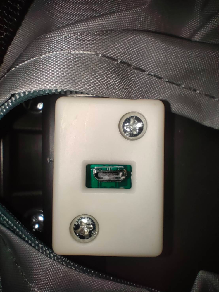 このポート（USB？）の種類を教えてください。 USBタイプAもタイプCにも合わないのでですが、種類を教えてください。 スーツケースに内臓されているスマホ充電用のUSBポートにモバイルバッテリーを接続するためのものです。 またこのポートに合うものの種類もご教授頂ければ幸いです。