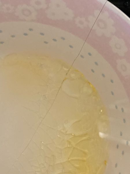 大至急 チップ50枚 母の大事なお皿(多分)にひびを入れてしまったかもしれません… 中2です。 べっこう飴を作ろうと思って電子レンジに砂糖水を入れてチンしたら残り10秒くらいの時にボンっと音がなってもしかして割れた！？と思い見ると少しひびが入っていました。 水が垂れないくらいのひびで、お皿としては普通に使えるんですけど前大事な皿的な事を言っていたのを思い出して(多分)焦っています。 謝るのはもちろんですがどう謝ったらいいのかが分かりません。どう謝ればいいですか、？