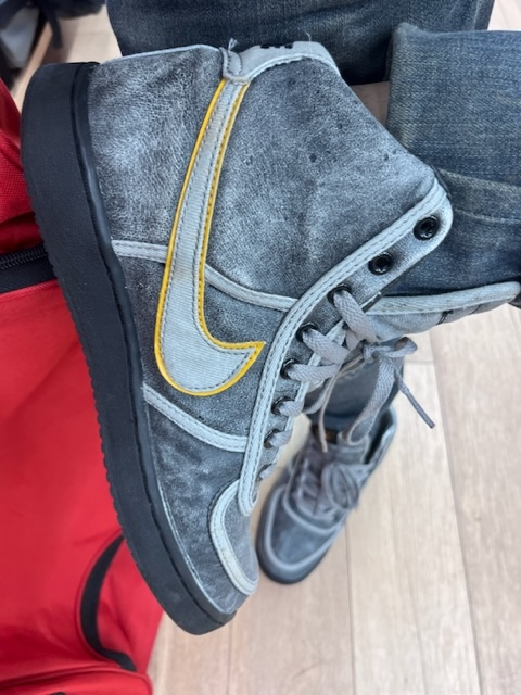 NIKEのハイカットの灰色の靴について質問です 貰った物なのですが調べても出てこないので 皆さんに聞きたいです！ この靴はなんて言うやつですか？？