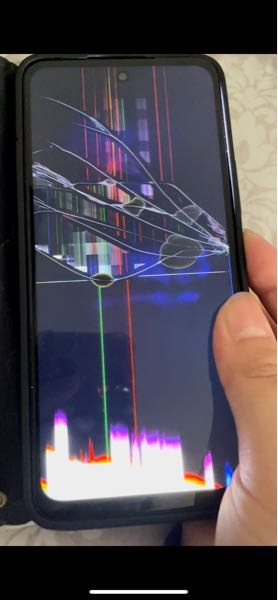 画面割れ使えません スマホの修理について質問です。写真のようにスマホの画面(液晶)が割れ