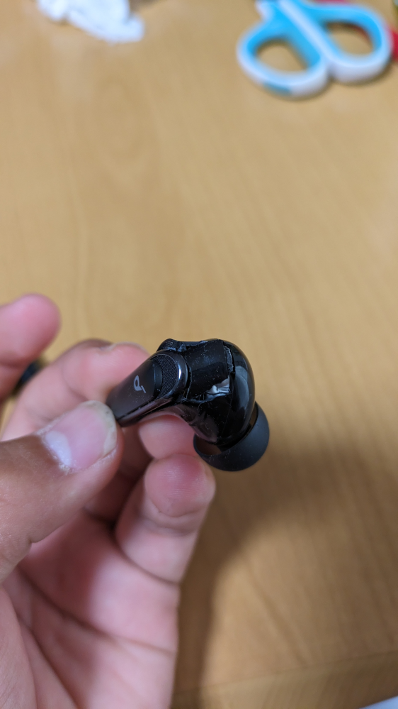 壊れたイヤフォン 私は1ヶ月ほど前にイヤホンを買ったのですが、イヤホンが車に轢かれて