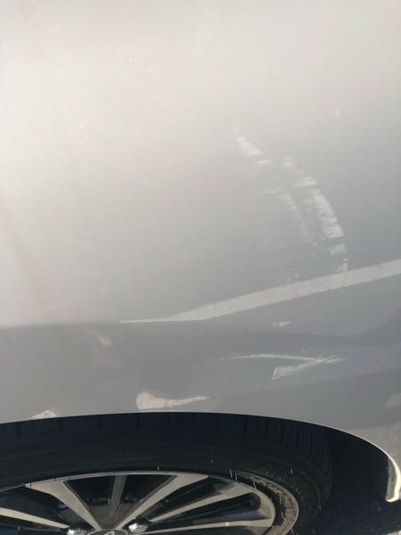 今車を確認したところ、助手席側ドアに擦ったような傷と削れたような跡