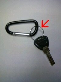 キーホルダーや鍵をつけるのに丸い2重になってる金具の名前を教えてください Yahoo 知恵袋