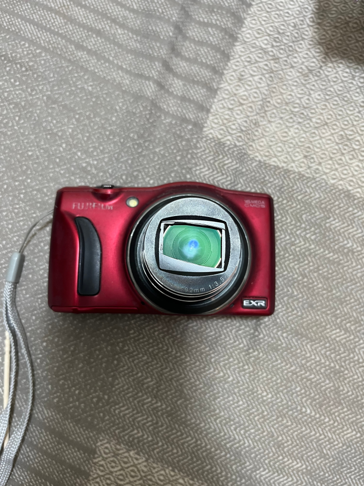 デジカメのレンズカバーが完全に開きません。(下の写真)押して入れよう