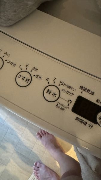 買った時の保護シールが一部付いてます あまり使ってはないです 家電製品を購入した際に、貼ってある薄い保護フィルムは剥がした方が