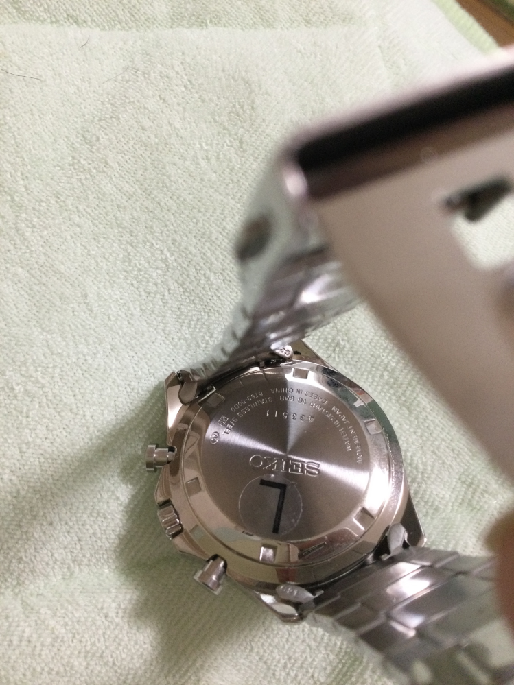 SEIKOの時計を買いました。裏蓋がこんなにずれているのですが、こう