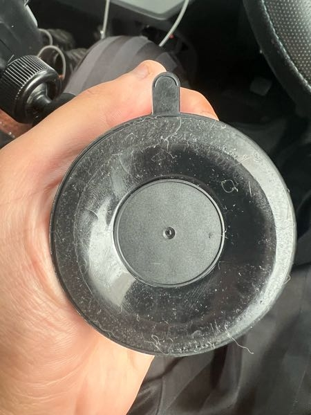 車用のスマホホルダーについてです。吸盤が取れやすいです。対策は
